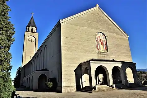 Wünnewil, Parish Church St. Margaretha (Augustin Genoud-Eggis, 1932): north façade with clocktower & main façade