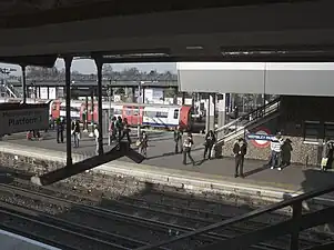 A Jubilee line train arriving on platform 4, taken from Metropolitan line platform 1