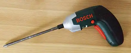 Compact electric screwdriver with extended bit