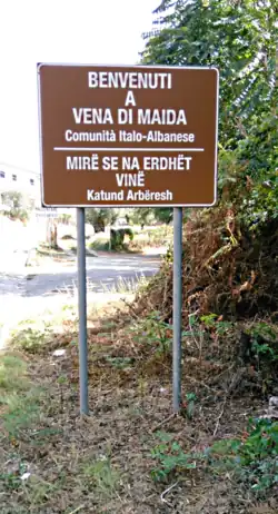 Bilingual Street sign in Vena in Italian and Arbëresh