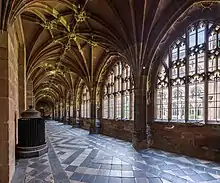 Worcester Cathedral cloister: mullions are reinforced with horizontal transoms (1404–1432)