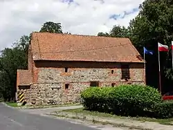 Former church from first half of 14th century. In late 17th converted into a granary.