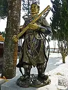 A statue of nio in front of Syuentzang Temple.