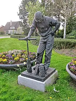 De Turfsteker, famous statue in Zwartebroek