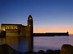 Vista por la mañana de la iglesia de Santa María de Colliure