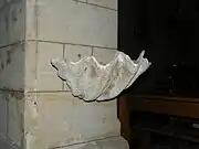 Valva de Tridacna gigas en la iglesia de Saint-Denis, Neuilly-en-Thelle, Francia.