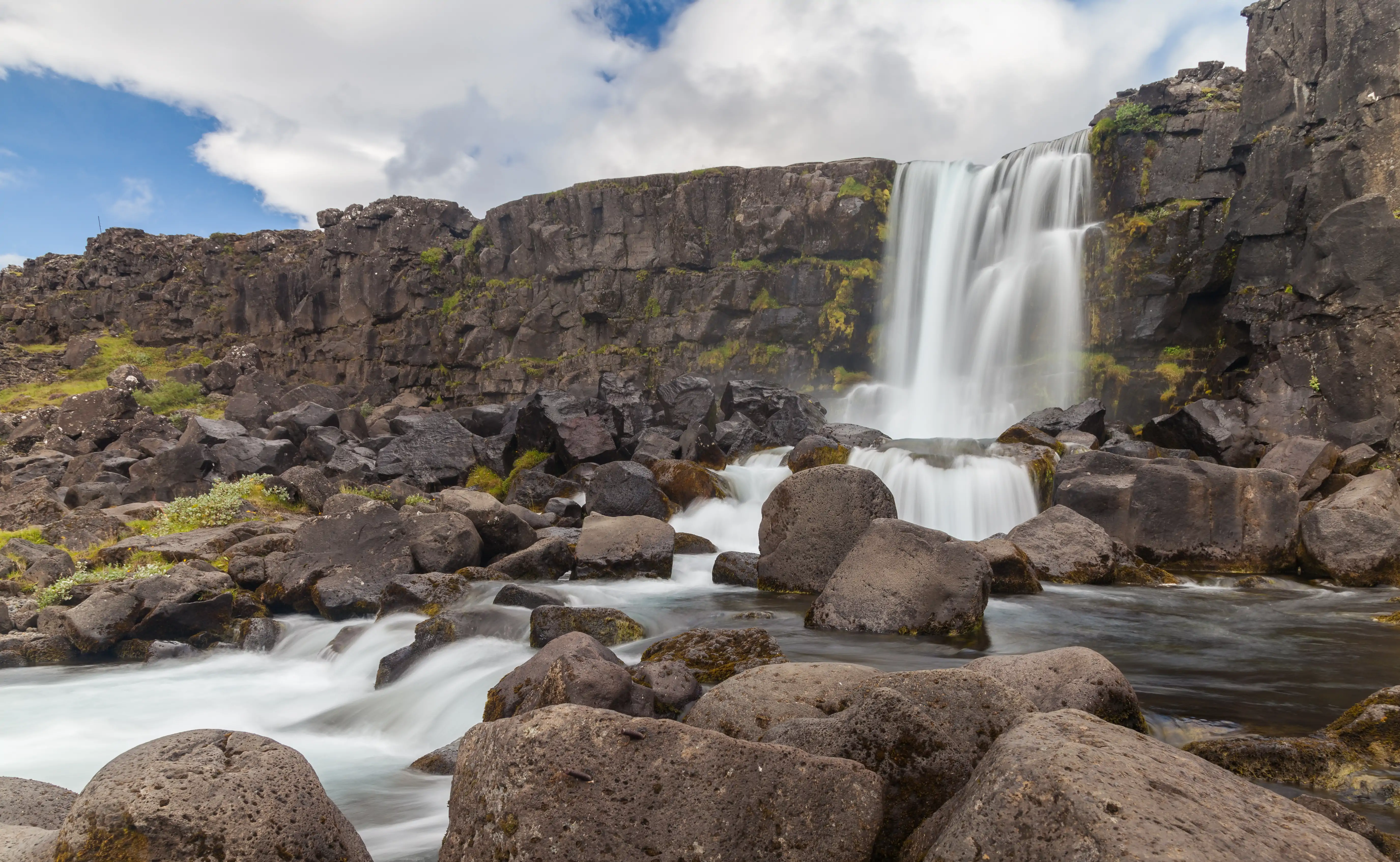 La cascada Öxaráfoss en el sitio histórico de Þingvellir.