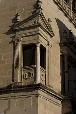 Detalle de ventana en esquina del Palacio de Vela de los Cobos.