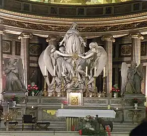 Tras el altar mayor de la iglesia de la Magdalena se dispone a modo de retablo un grupo escultórico de Carlo Marochetti.