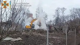 Rescatistas del 3er cuerpo de bomberos estatal participa en la eliminación de los restos de la explosión ocurrida en Sumy. (27 de febrero de 2022)