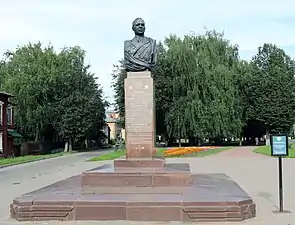 Busto de bronce del Mariscal del Aire Aleksandr Nóvikov en Kostromá