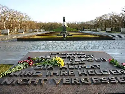 Vista hacia el sureste desde el centro Monumento de Guerra Soviético  en Treptower Park.