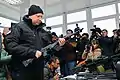 Ucraniano alto funcionario inspeccionando un Galil ACE en el campo de tiro de la Guardia Nacional en Ucrania.