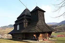 Iglesia de madera en el pueblo de Stoujitsa