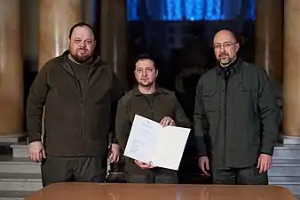 El presidente de la Rada Suprema, Stefanchuk, el presidente de Ucrania, Volodimir Zelenski, y el primer ministro, Shmyhal, tras la firma de la solicitud de adhesión a la Unión Europea, 28 de febrero de 2022.