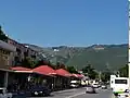 Letrero con la inscripción Gelendzhik en la ladera de la cordillera de Markotj.