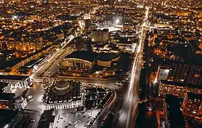 Vista nocturna del centro de Majachkalá