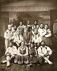 Coro Pyatnitsky en 1900-1910 (Watch style and different elements of Russian folk dance and music from the Pyatnitsky Choir, performed by males and females en YouTube.)
