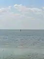Hombre andando por el mar de Syvash debido a la poca profundidad de sus aguas.