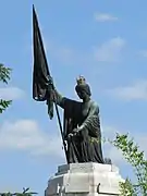 Estatua de Bulgaria en lo alto del monumento de Veliko Tarnovo.