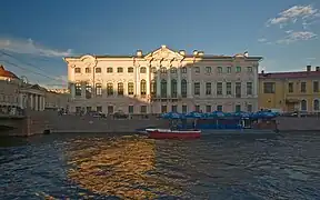 Vista del palacio desde el puente verde