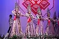 Uno de los espectáculos más grandes con danzas folclóricas de escenario ruso es Gzhel en Moscú.