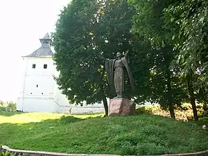 Monumento a Yaroslavna (hija de Yaroslav Osmomisl) con la ciudadela de la ciudad al fondo