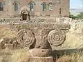 Uno de los dos capiteles en las afueras de las ruinas de la iglesia.