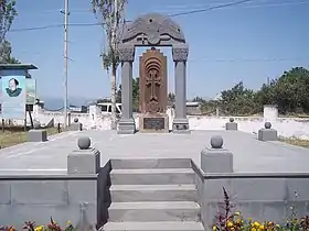 Monumento de Khachkar en memoria de las victimas de la Primera Guerra de Nagorno-Karabaj