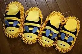 Zapatillas con forma de abeja