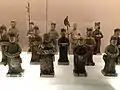 Estatuillas funerarias, dinastía Ming. Una de ellas sujeta una jǐ dào.