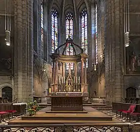 Presbiterio y el altar mayor