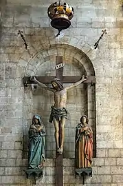 Crucifixión frente a una abertura amurallada que da al portal amurallado occidental.