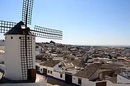 Vista de la localidad, con un molino en primer plano.