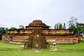Candi Tua, el templo principal es una estupa escalonada.