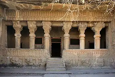 Gautamiputra vihara en las cuevas de Nasik, construidas en el siglo II a. C. por la dinastía Satavahana