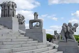 Skulpturengruppen um den Monolithen