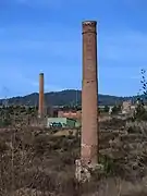 Chimenea del tejar de Can Colomer, al fondo el tejar Benaiges.