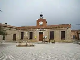 Plaza de la Villa con la casa consistorial.