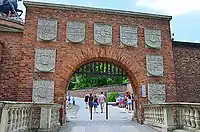 Puerta del escudo de armas del Castillo de Wawel, Cracovia