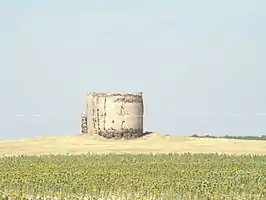 Vista de los campos de cultivo con la ermita de San Miguel como resto de lo que fue el poblado de Quintanas