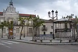 Plaza con el kiosco de la música y el Ayuntamiento.