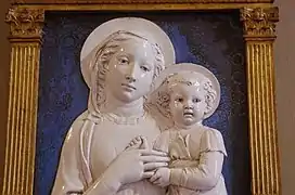 Escultura religiosa cristiana del Renacimiento, Madonna del Hospital de Santa Maria Nuova (Florencia), de Luca della Robbia, relieve en terracota vidriada.