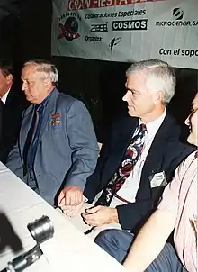 Víktor Gorbatkó y astronauta de EE. UU. Michael Clifford en acto en Castelldefels el 25 de junio de 1994, con las manos cogidas en señal de amistad tras Guerra Fría