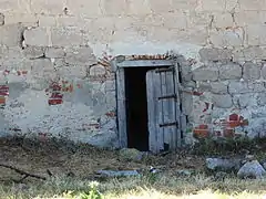 Puerta abierta rompiendo el muro para uso práctico