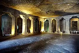 Vihara (monasterio) con su sala cuadrada rodeada por celdas de monjes. Cueva n.º 4 de Ajanta