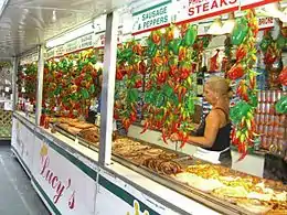 Vendedores ambulantes vendiendo bocadillos cheesesteak, salchichas y otros alimentos en las calles