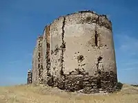 El ábside por el exterior y lo que queda del muro sur