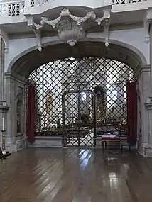 Interior de la iglesia; barandilla