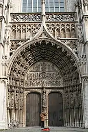 Portada de la catedral de Amberes (1352-1521), de estilo gótico de Brabante -Cammaerts, Emile. Belgium, From the Roman Invasion to the Present Day. T. Fisher Unwin Ltd, London, 1921, fuente citada en fr:Brabantine Gothic-, definido en Brabante desde mediados del siglo XIV y más sobrio que el flamígero.